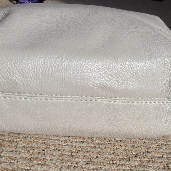 **SOLD** LIKE NEW "MICHAEL KORS" LEATHER TOTE BAG - Picture 7 of 8